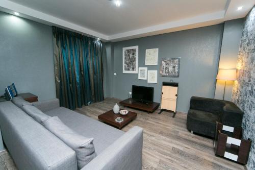 1 queen bed, 1 sofa bed