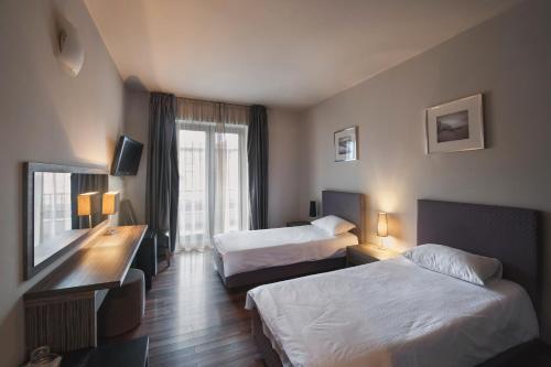 2 twin beds