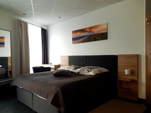 1 queen bed, 2 twin beds