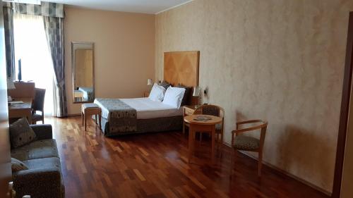 1 queen bed, 2 twin beds