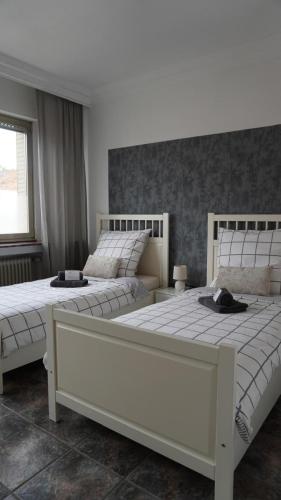 2 twin beds