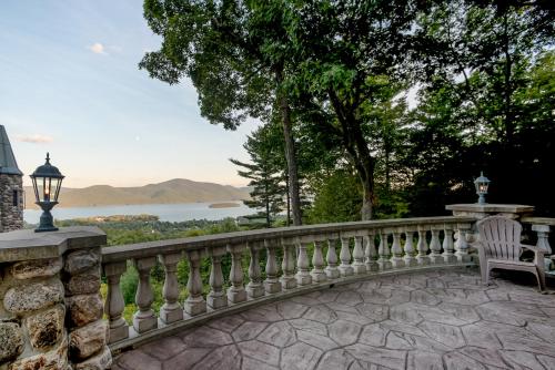 陽台/露台, HIGHLANDS CASTLE overlooking Lake George plus 2 other CASTLES & SUITES in Bolton Landing (NY)