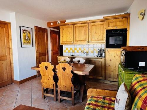 Résidence Saint Bernard - Appartement de charme pour 6 personnes, dans une résidence skis aux pieds avec accès piscine et parking privé dans le village du MAE-8971