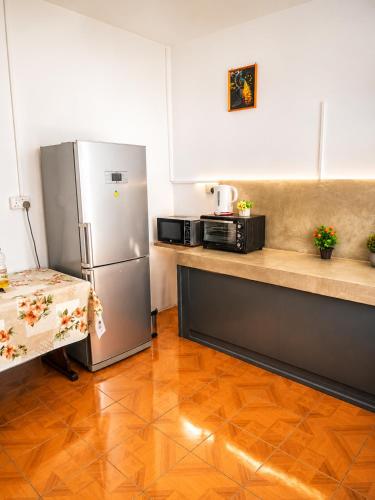 Yuti Homestay - Stunning 3BR Apartment with Pool - Sleeps 6 - Prime Location in Quatre Bornes
