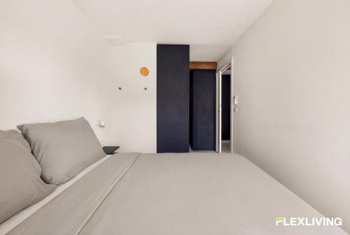 Bright T2 with balcony and Paris rooftop views 9th district