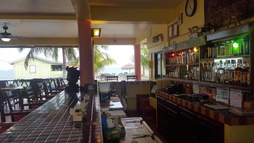 Pub/salon, Alan's Paradise Hotel in Placencia