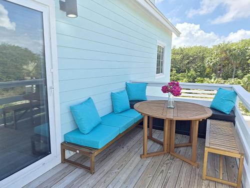 Eagle Ray - Brand New Beach Cottage withViews, Walk to Restaurant home in North Palmetto Point
