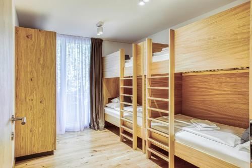 3 bedrooms, 5 beds