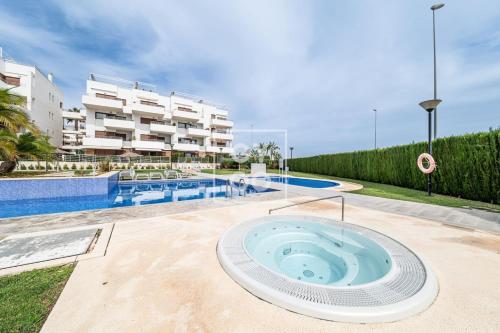 La Brisa del Mar apt with sea view, terrace, pool - by OYOOSTAYS