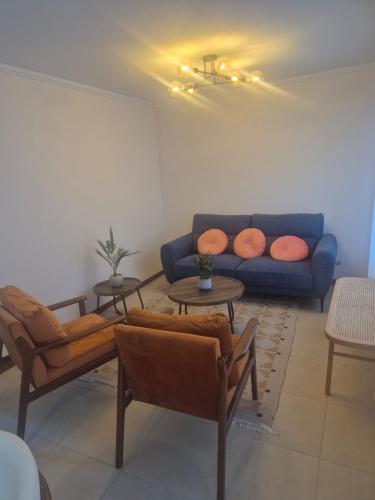 Family home, Pool, barbecue grill and private path