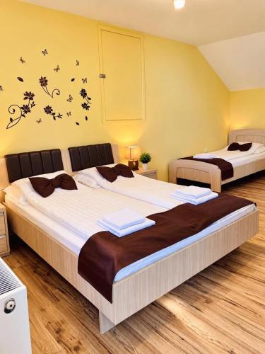 1 queen bed, 1 twin bed