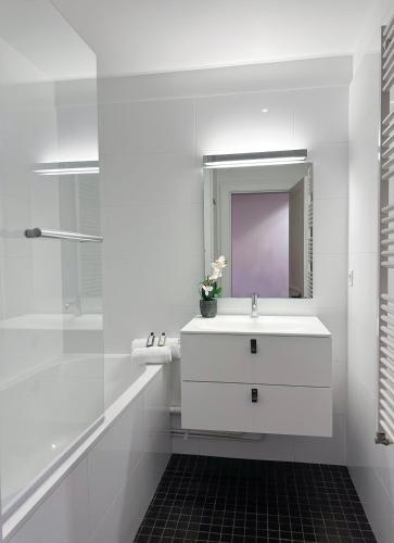 Luxembourg Gardens Prestige flat for 8 lift 4 BR - image 3