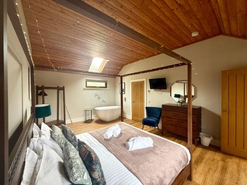Pheasant at Rossie Ochil Estate Cottages with Hot Tub, Perthshire in Форганденні