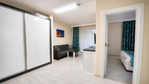 1 double bed, 1 twin bed, 2 sofa beds