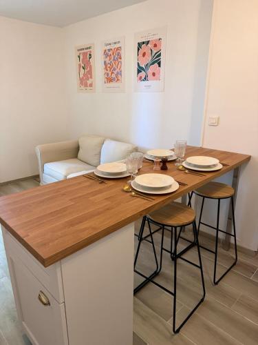 Cozy apartment - Tram right outside - Lyon 10 min - Location saisonnière - Bron