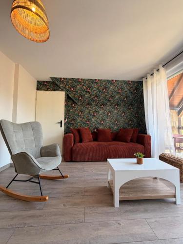 Le Cocon du Plessis, pool and parking