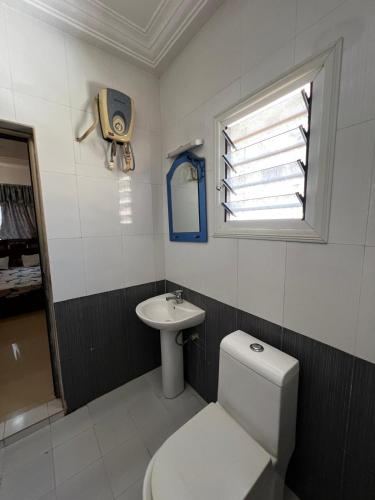 Baño, Fully furnished house located in Paradise Estate in Yundum