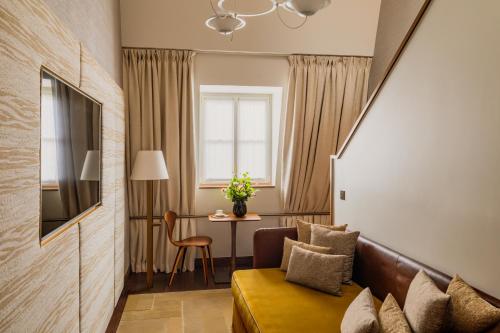 1 queen bed, 1 twin bed