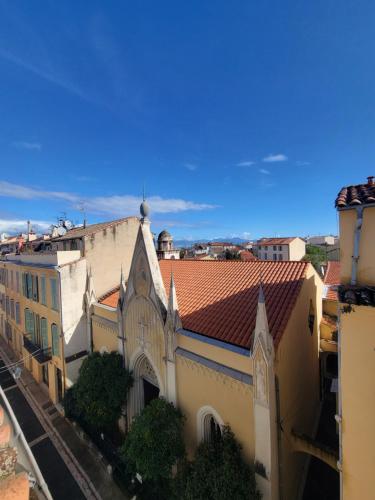 Fully renovated 2 bedrooms in Antibes Old City