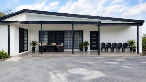 CJ Talofa Lava 3BR Villa - Savaii's Historic Lava Fields & Oceanfront Retreat