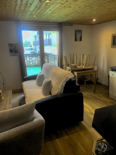 Superbe appartement de 3 chambres au pied des Mémises, avec vue sur le lac Léman et les Alpes suisses