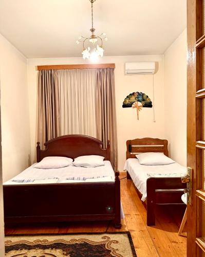 1 double bed, 1 twin bed