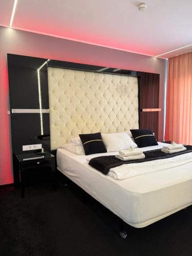 2 bedrooms, 3 beds
