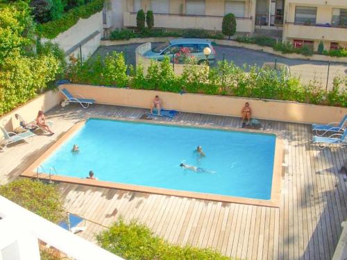 Lovely modern top floor apartment in Central Cannes just a short walk from beaches and the Palais - 2399