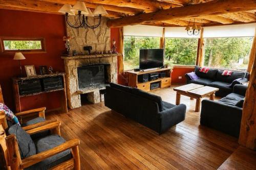 Casa Patagónica con Pileta - Jardín, Bosque y Montañas