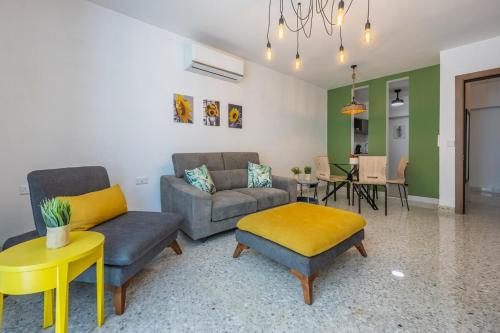 Central Oasis Near Beach Private Yard Free WiFi - image 3