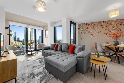 Stylish 2 Bed Apt w/ Balcony & Gym | Sleeps 6