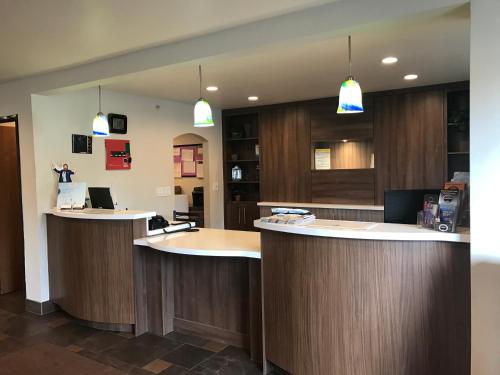大堂, 弗拉格斯塔夫東戴斯套房酒店 (Days Inn & Suites by Wyndham East Flagstaff) in 弗拉格斯塔夫市郊