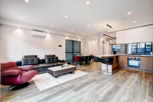 Stylish Hobsonville & Walk to the Beach in 賀生維爾