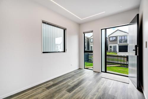 Stylish Hobsonville & Walk to the Beach in 賀生維爾