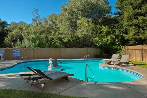 Swimming pool, Lake Natoma Inn in Folsom (CA)
