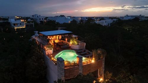 Fantastic 6BR Luxury Penthouse Villa 12ppl Rooftop Pool & Bathtub