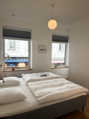1 queen bed, 1 sofa bed
