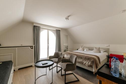 2 twin beds, 1 sofa bed