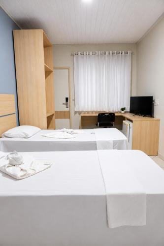 2 twin beds