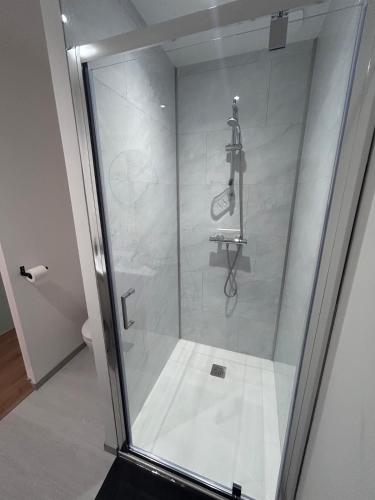 Belle chambre lumineuse avec salle de bain in Вальфрамбер