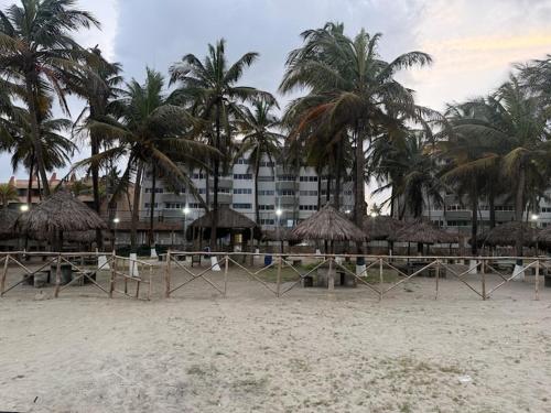 Apartamento en Res Arcoiris, Tucacas, Frente al Mar, Balcon, Piscina y Playa Privada in 보카 데 아로아