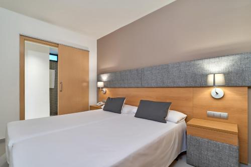 Chambre avec 2 lits, vue partielle sur la mer