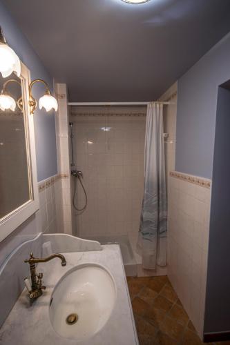 Bathroom, Chambre Fontaine 3 -Grange Arthuis in Lavau (Burgundy)