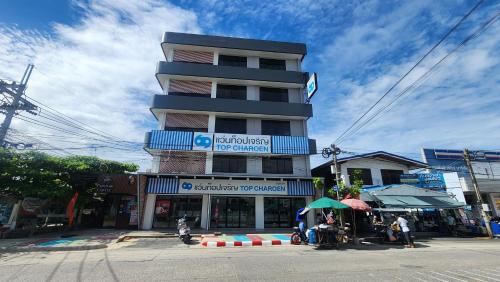 Exterior view, Irich Residence (South Samrong) near Mueang Samut Pu Chao Saming Phrai Hospital