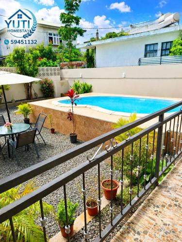 Yuti Homestay - Stunning 3BR Apartment with Pool - Sleeps 6 - Prime Location in Quatre Bornes