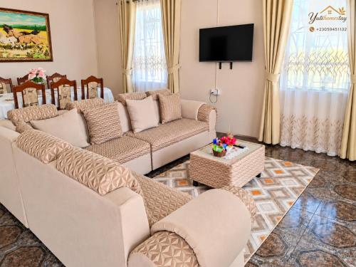 Yuti Homestay - Stunning 3BR Apartment with Pool - Sleeps 6 - Prime Location in Quatre Bornes