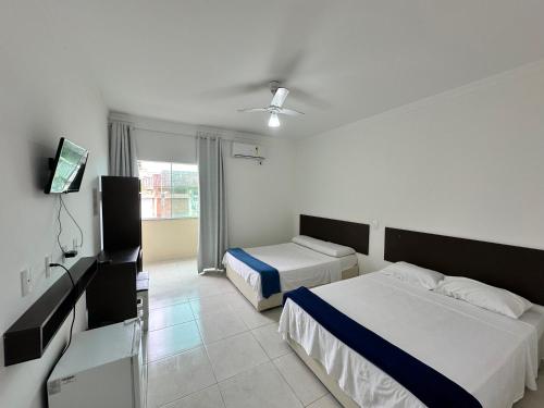 1 double bed, 2 twin beds