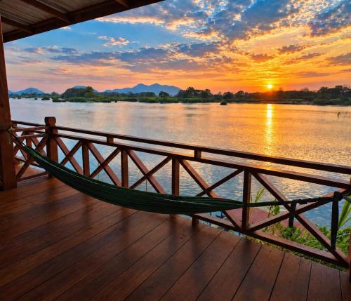 DONDET Vixay Sunset And River View - Muang Khong DONDET Vixay Sunset And River View - Muang Khong