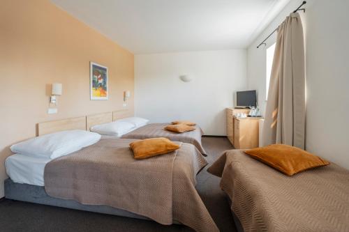 1 queen bed, 2 twin beds