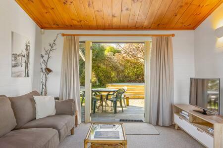 Bellbird Cottage With Lake and Mountain Views - image 5